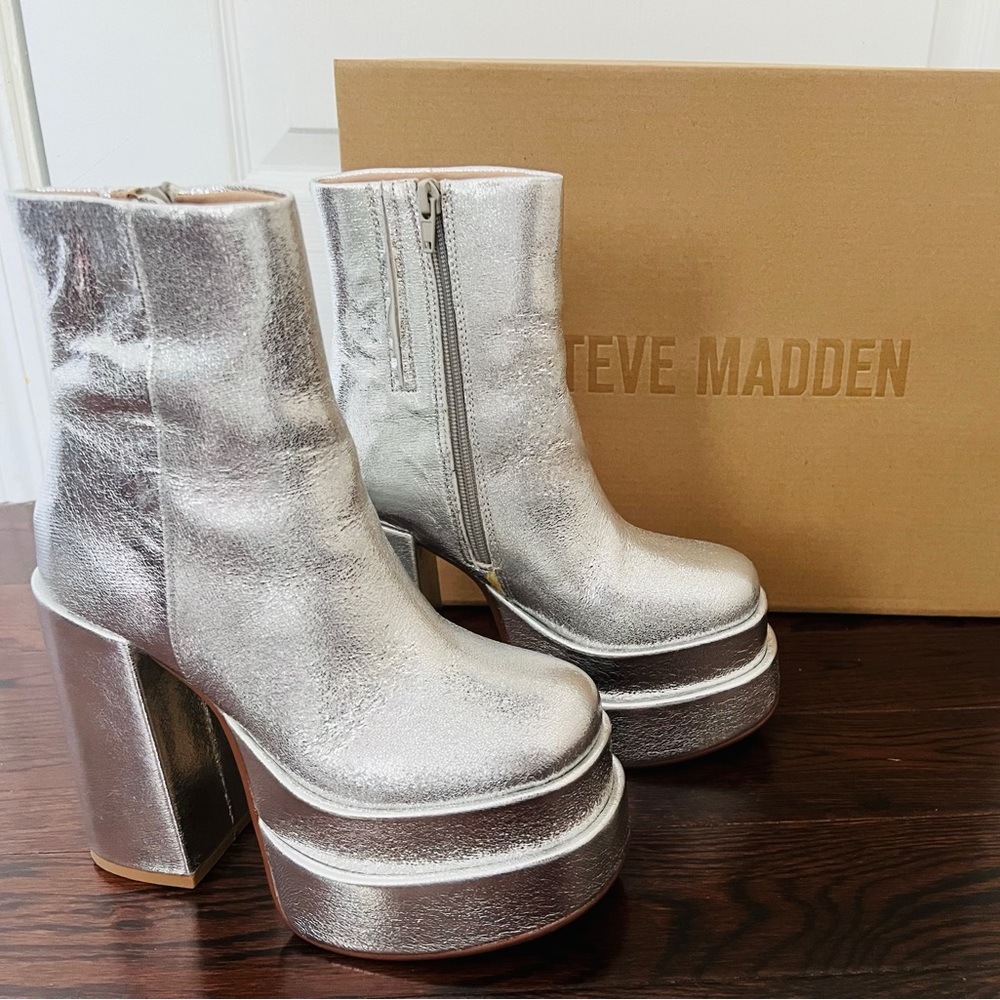 Steve Madden COBRA BOOTIE SILVER, size 5